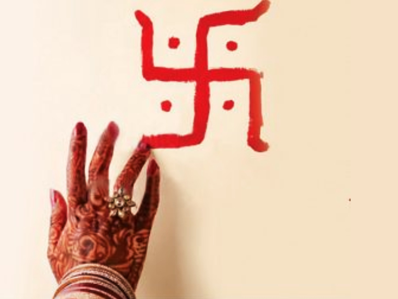 Vastushastra: Why is a swastika drawn on the door at the time of Grihapravesha? Find out! | वास्तुशास्त्र : गृहप्रवेशाच्या वेळी दारावर स्वस्तिक का रेखाटले जाते? जाणून घ्या!