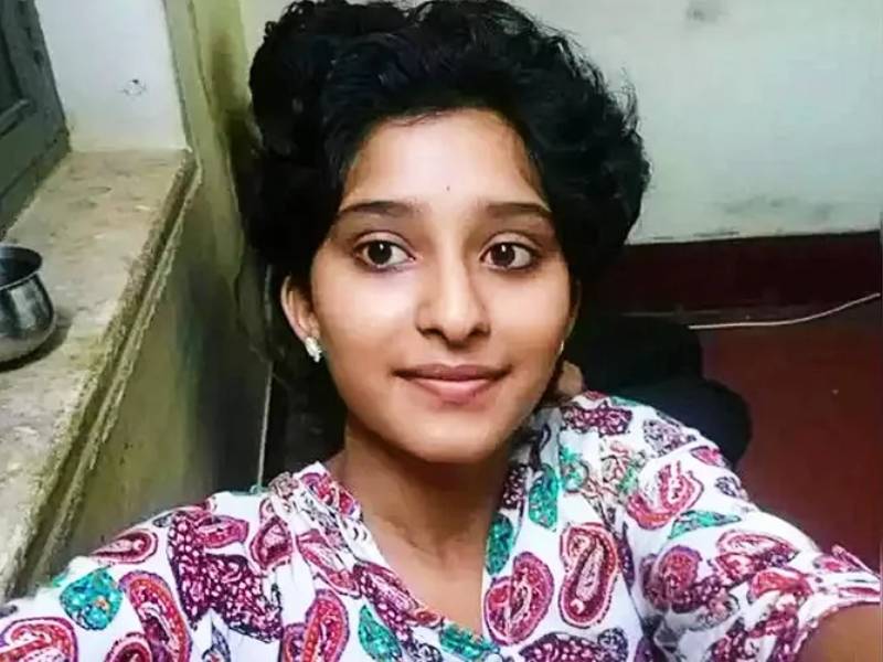 Karnataka Girl Greeshma Nayak who attempted suicide for not being able to pay school fees tops Class X boards | शाळेची फी भरु न शकल्यानं आत्महत्येचा प्रयत्न करणारी विद्यार्थिनी १० च्या परीक्षेत पहिली!; शिक्षण मंत्री म्हणाले...