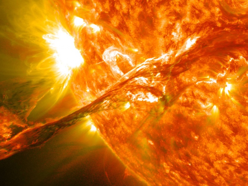 warning massive solar flare may directly hit earth today can disrupt mobile signals and power grids | नवं संकट! आज सौर वादळ पृथ्वीला धडकण्याची शक्यता; बत्ती गुल होणार, मोबाईल सिग्नल जाणार