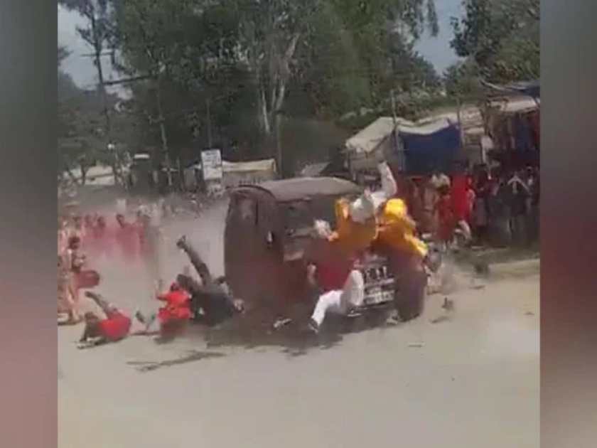 chhattisgarh during durga immersion in jashpur car rammed peoples many injured | भीषण अपघात! मिरवणुकीत घुसलेल्या कारनं अनेकांना उडवलं; ४ जणांचा मृत्यू, २० जखमी