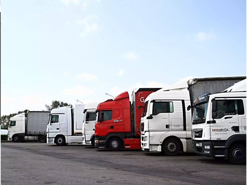 Britain need One lakh truck drivers | ब्रिटनमध्ये हवेत एक लाख ट्रक ड्रायव्हर्स; व्यापार-अर्थकारणाला 'ब्रेक', ट्रॅफिकही 'जॅम'