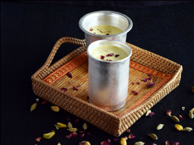 Kojagiri Purnima 2021: Find out the scientific reason behind offering milk from a silver bowl on Kojagiri Purnima! | Kojagiri Purnima 2021 : कोजागरी पौर्णिमेला चांदीच्या वाटीतून दुधाचा नैवेद्य दाखवण्यामागचे शास्त्रीय कारण जाणून घ्या!