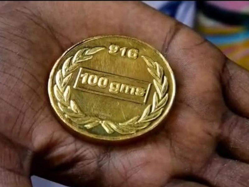 Tamil Nadu man 100 gm gold coin thrown in garbage sanitation worker returns it | सॅल्यूट! साडेसात लाखांचं १०० ग्रॅम सोन्याचं नाणं चुकून कचऱ्यात टाकलं, सफाई कर्मचाऱ्यानं परत केलं