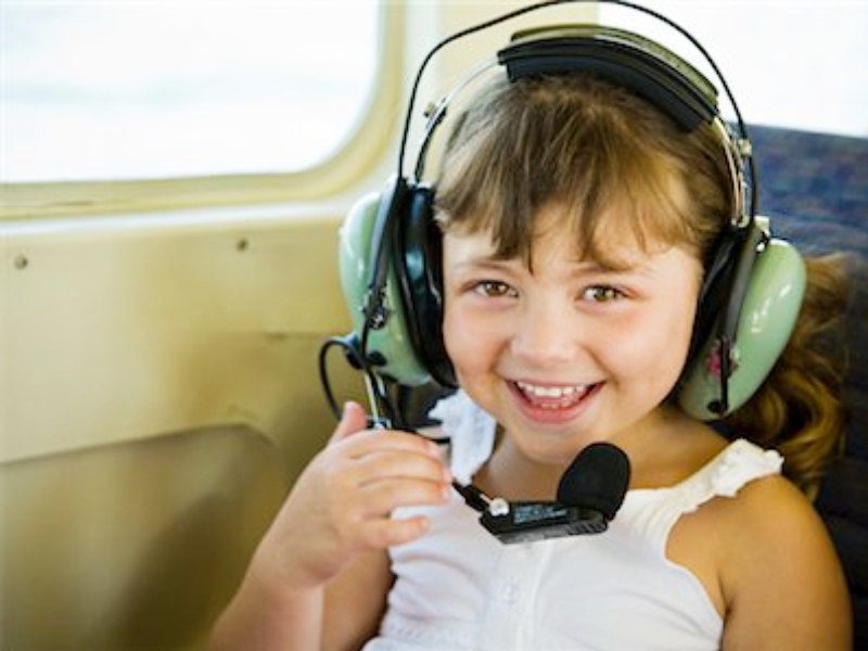 Why was 'that' little girl calm even when the plane crash was dragging on? Read this story! | विमान दुर्घटनेचा प्रसंग ओढावलेला असतानाही 'ती' छोटी मुलगी शांत का होती? वाचा ही गोष्ट!