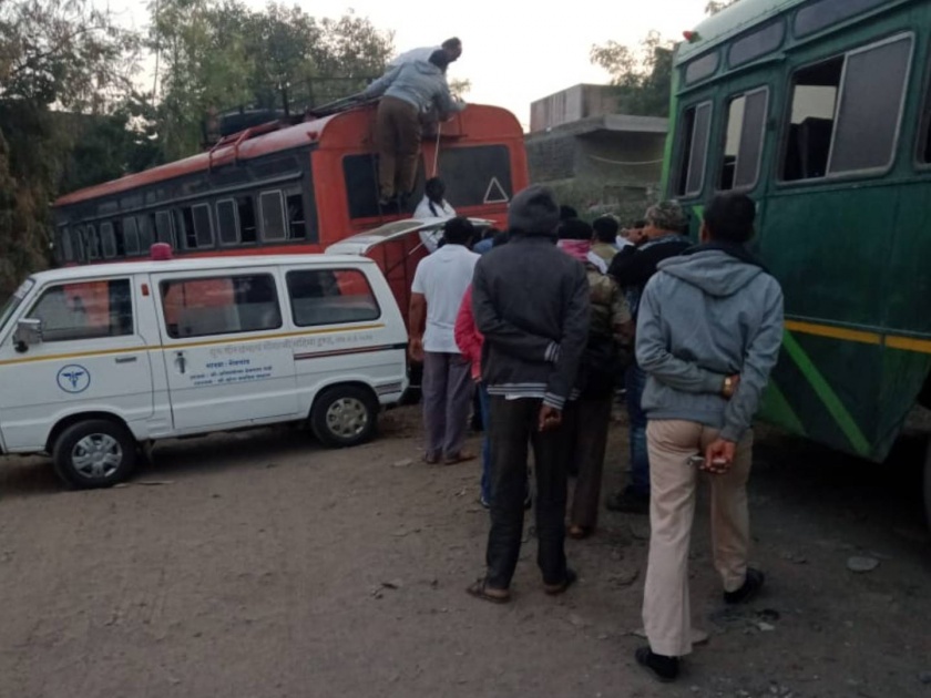 in Ahmednagar Driver commits suicide by hanging himself in the ST depot of shevgaon | एसटी बसच्या मागील बाजूस गळफास लावून चालकाची आत्महत्या; तालुक्यात खळबळ