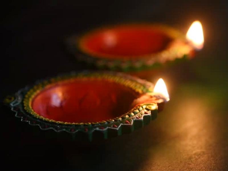 Diwali 2021: It is said that donating a lamp on Dhantrayodashi protects you from premature death; Reason ... | Diwali 2021 : धनत्रयोदशीला दीपदान केल्याने अकाली मृत्यूचे भय राहत नाही असे म्हणतात; कारण... 