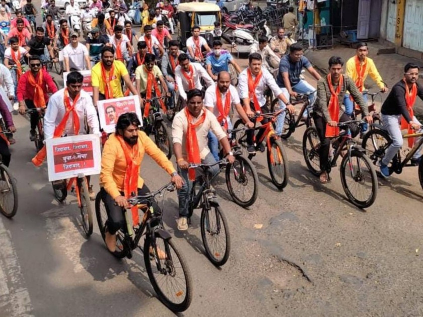 in kolahpur yuva sena agitates against fuel hike organizes cycle rally | हेच का मोदी सरकारचे अच्छे दिन? इंधन दरवाढीचा निषेध करत युवासेनेचा केंद्र सरकारला सवाल