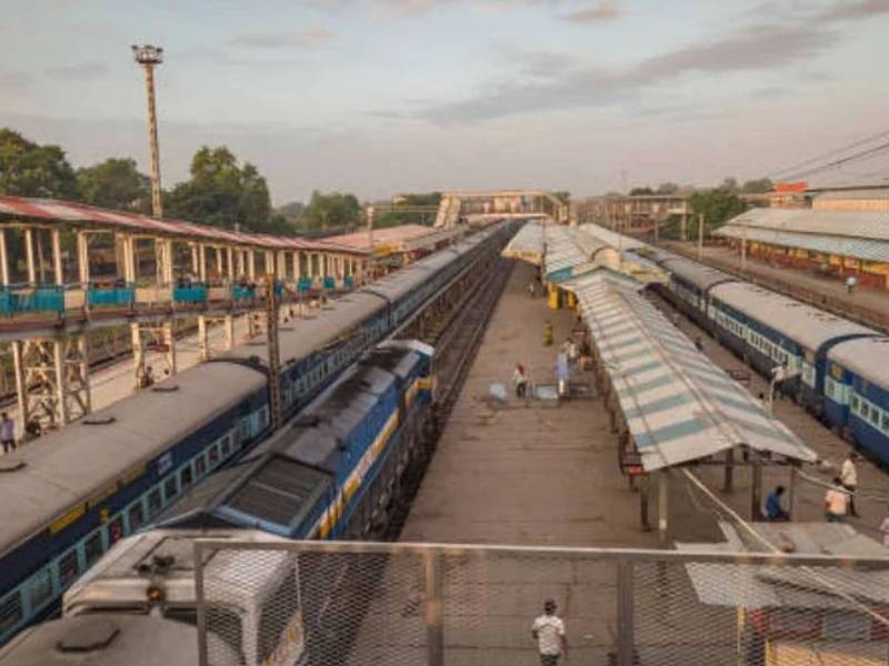 Terrorist organisation Lashkar e Taiba threatens to blow up 46 railway stations in UP increased security of stations | Terror Attack Alert: अलर्ट! दिवाळीआधी देशातील ४६ रेल्वे स्थानकं बॉम्बनं उडवण्याची धमकी, यंत्रणा सतर्क