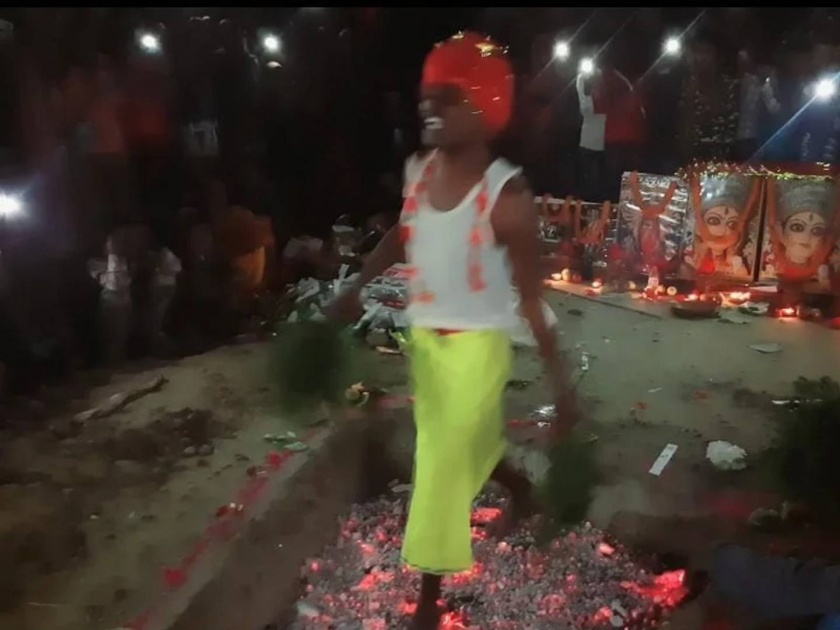 in bihar panchayat election candidate walks on blazing embers and assures voters of fulfilling promises | आश्वासनांवर मतदारांचा विश्वास बसेना; पेटत्या निखाऱ्यांवरून चालत उमेदवारानं दिली अग्निपरीक्षा 