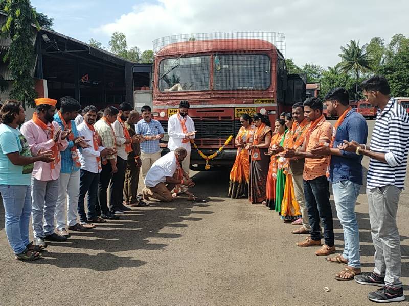 shiv sena party workers talks to msrtc employees first st bus starts from Tasgaon depot after strike | शिवसैनिकांनी ST कर्मचाऱ्यांची समजूत काढली; तासगाव आगारातून 'लालपरी' धावली!