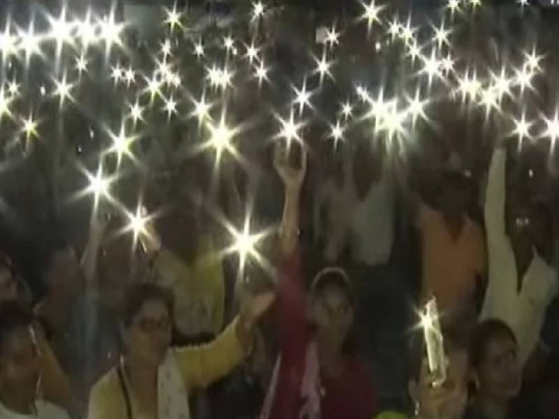 St employees unique protest in azad maidan with mobile flashlight | 'हे चांदणं समस्त महाराष्ट्राला दिसू द्यात'; ST कर्मचाऱ्यांचं आझाद मैदानात रात्रीच्या अंधारात फ्लॅशलाईट सुरू करुन आंदोलन