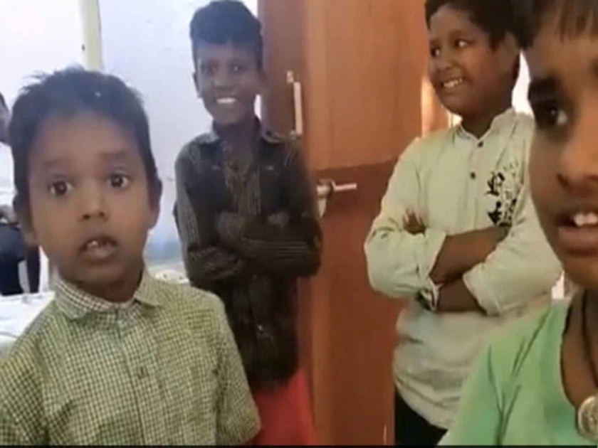 boy goes to police station to file complaint against stealing pencils in school in andhra pradesh see viral video | VIDEO: यानं माझी पेन्सिल चोरली, तुम्ही तक्रार घ्या! चिमुरडा पोहोचला पोलीस ठाण्यात अन् मग...