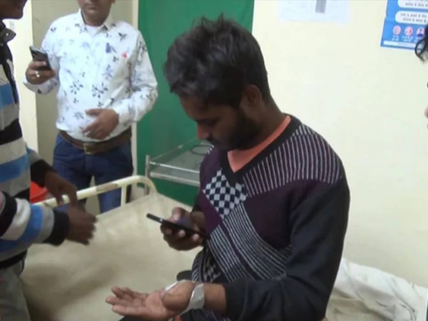 in rajasthan mobile addiction made 20 year old youth mentally ill | चिंताजनक! मोबाईलच्या अतिवेडानं तरुण बनला मनोरुग्ण; कुटुंबाला ओळखेना, काहीच खाईना