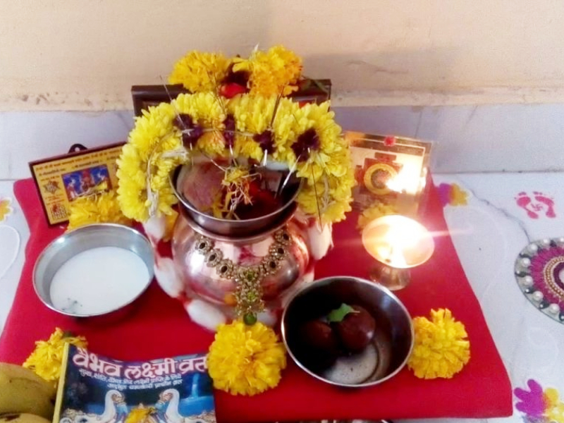 Tomorrow is the first Thursday in the Margashirsha; Prepare the vows of Vaibhavalakshmi vrata like this! | उद्या मार्गशीर्षातील पहिला गुरुवार; वैभवलक्ष्मीच्या व्रताची अशी करा परिपूर्ण तयारी!