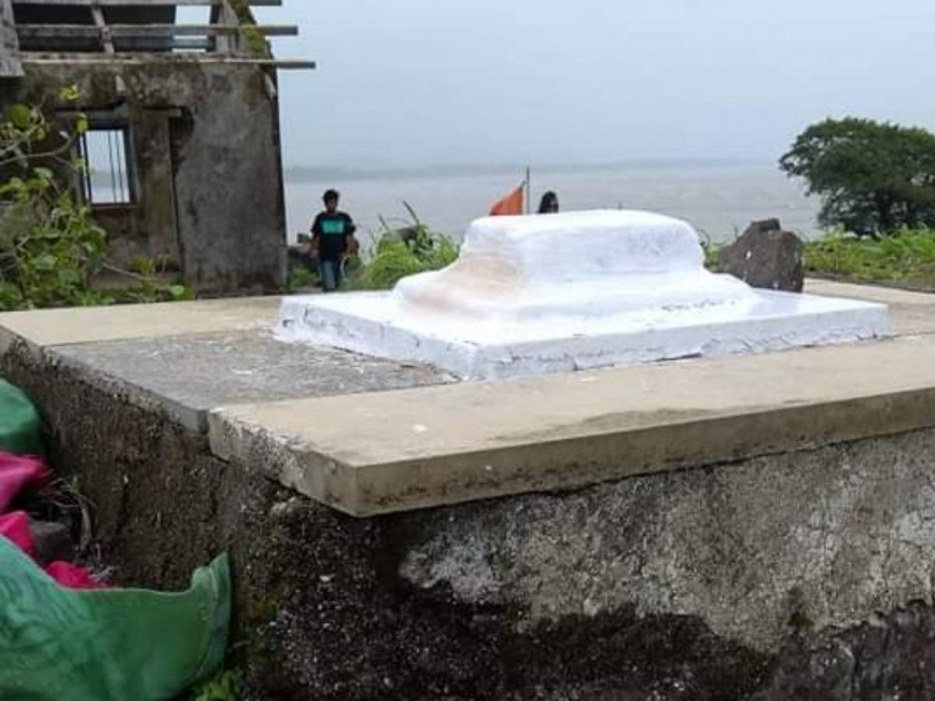 Remove unauthorized madar on Alibag Colaba fort Demand of Kanhoji Angre descendants | अलिबाग कुलाबा किल्ल्यावरील अनाधिकृत मदार हटवा; सरखेल कान्होजी आंग्रेंच्या वंशजांची मागणी