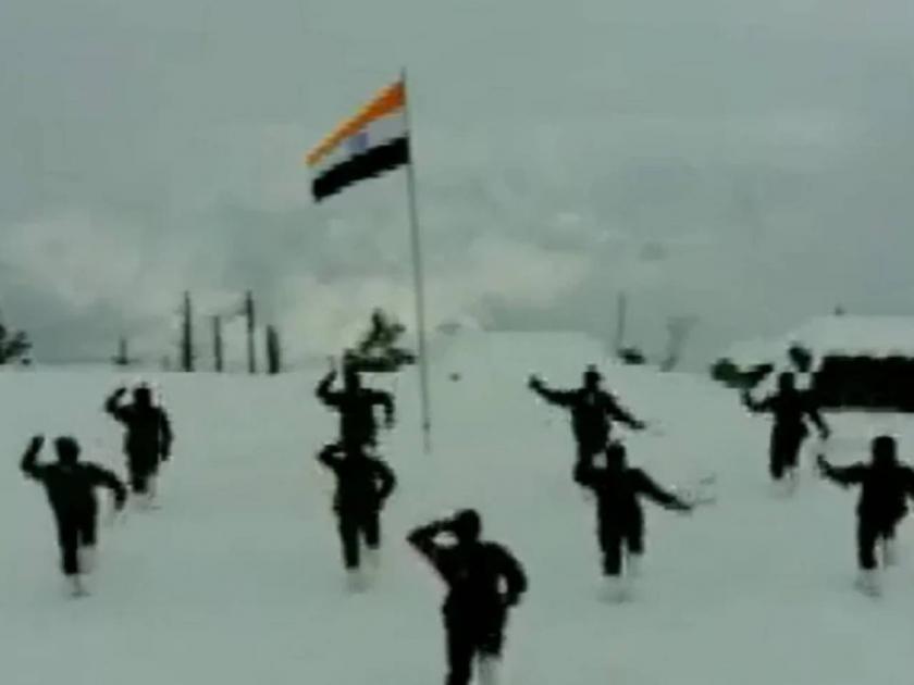 Troops of the Indian Army performed Khukuri Dance in the snow clad ranges of the Tangdhar sector in Jammu Kashmir Video Viral | तुफान बर्फवृष्टीत भारतीय जवानांचं 'खुकुरी' नृत्य! व्हिडिओ पाहून तुमचाही उर अभिमानानं भरून येईल, पाहा...