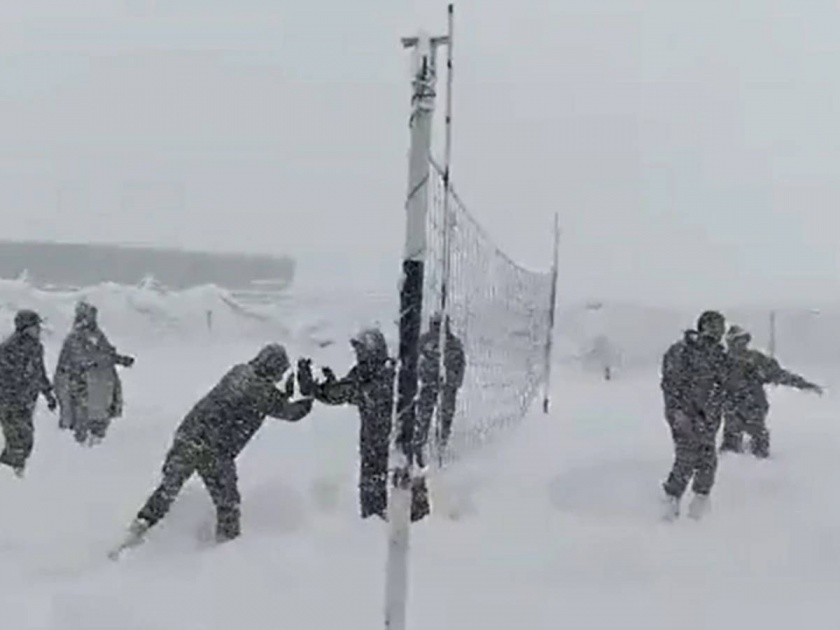seeing the bravery of indian soldiers in the severe cold your chest will widen with pride | Indian Army Viral Video: कडाक्याच्या थंडीत भारतीय जवान खेळताहेत 'वॉली बॉल'; पाहा Video