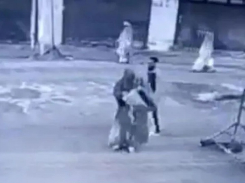 Watch Burqa clad woman hurls petrol bomb at CRPF bunker in JKs Sopore | बुरखा घातलेल्या महिलेनं CRPF बंकरवर फेकला बॉम्ब, अंगावर काटा आणणारी घटना CCTV मध्ये कैद! पाहा...