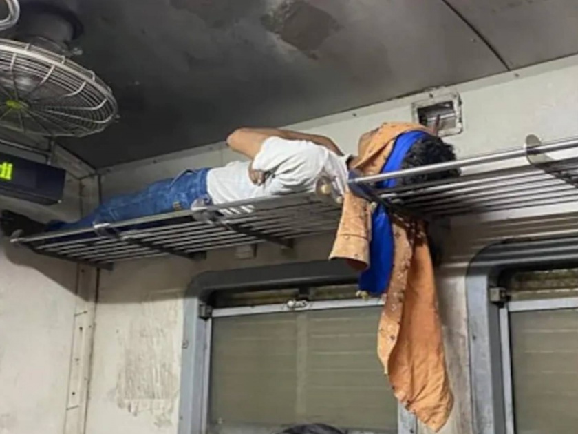man sleeping mumbai local train luggage rack goes viral on internet | लोकलच्या लगेज रॅकवर आडवा होऊन झोप काढतोय; भन्नाट जुगाड करणारा 'तो' आहे तरी कोण?