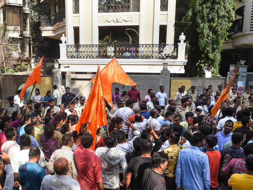 police arrested 6 Shiv Sena workers who created ruckus outside the residence of Navneet and Ravi Rana | मोठी बातमी! राणा दाम्पत्याच्या निवासस्थानाबाहेर गोंधळ घातल्याप्रकरणी ६ शिवसैनिकांना अटक, इतरांचा शोध सुरू