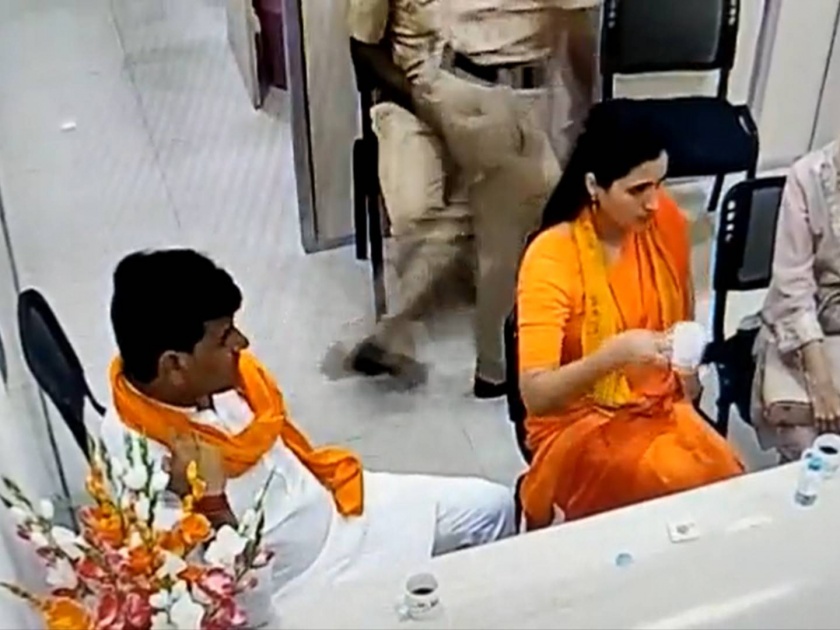 mp navneet rana and mla ravi rana taking tea in police station mumbai cp shares video | राणा म्हणाल्या, पोलिसांनी पाणीही दिलं नाही; आयुक्तांकडून थेट चहा पितानाचा व्हिडीओ शेअर