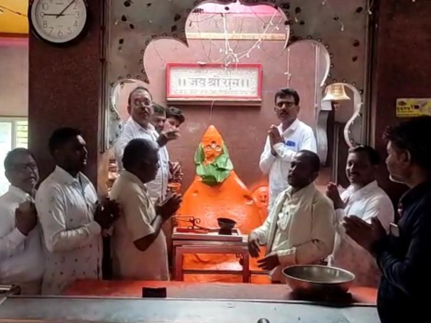 For the victory of Eknath Khadse supporters praying in hanuman mandir | नाथाभाऊ जिंकू दे...मंत्रिपद मिळू दे! एकनाथ खडसेंच्या विजयासाठी समर्थकांचं हनुमानाला साकडं