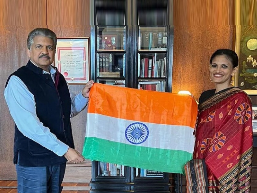 anand mahindra shares photo with national flag har ghar tiranga campaign azadi ka amrit mahotsav | Anand Mahindra: आनंद महिंद्रा कुणाला म्हणाले 'देश की धडकन'?, तिरंगा रंगात रंगले अन् साजरा केला 'हर घर तिरंगा'!