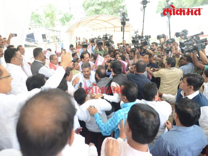 Shinde Group mla and ncp mla clashed on the steps of maharashtra legislative assembly | '५० खोके, एकदम ओके'वरून राडा! विधीमंडळाच्या पायऱ्यांवर शिंदे गट-राष्ट्रवादीचे आमदार भिडले