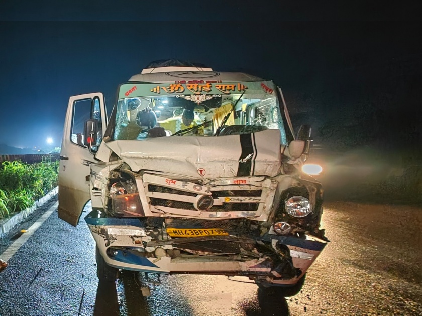 Accident on Mumbai Goa highway traveler bus collides with trailer 14 passengers including driver injured | मुंबई-गोवा महामार्गावर अपघात, ट्रॅव्हलर बसची ट्रेलरला धडक; चालकासह १४ प्रवासी जखमी