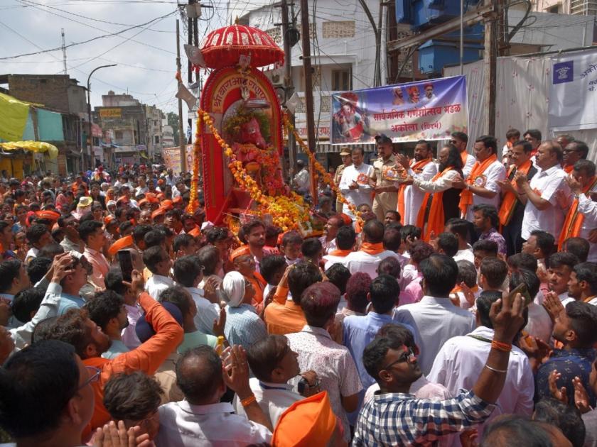ganesh procession starts with aarti to Lord Barabhai Ganesha in Akola | निरोप देतो बाप्पा आता...आज्ञा असावी! अकोल्यात मानाच्या बाराभाई गणेशाची आरती करून मिरवणुकीला प्रारंभ