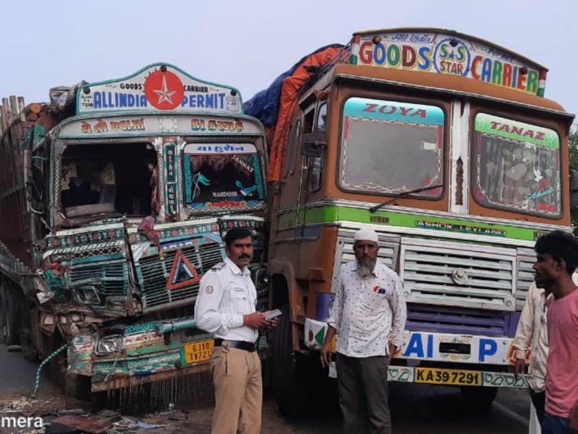Three trucks collided with each other at Kannada Ghat blocking traffic for six hours | कन्नड घाटात तीन ट्रक एकमेकांवर आदळले, सहा तासापासून वाहतूक ठप्प