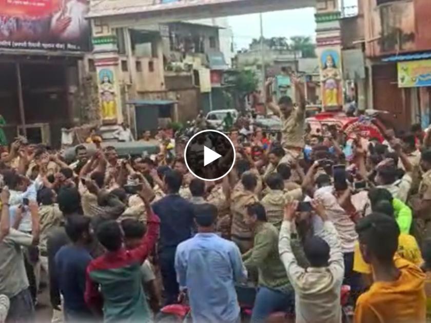 After Ganesh Vasarjan the police officers dance on dj in miraj | VIDEO: मिरजेत गणेश विसर्जनानंतर पोलीस अधिकाऱ्यांनी धरला ठेका!
