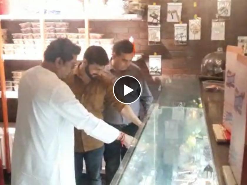 mns chief Raj Thackeray bought four cakes from a cake shop in Chandrapur watch video | VIDEO: कुछ मीठा हो जाए...राज ठाकरेंनी चंद्रपुरातील 'केक शॉप'मधून खरेदी केले चार केक; कारण...