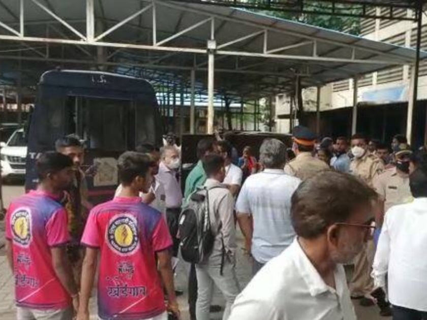 Ola driver runs over 8 people in Ghatkopar in Mumbai | मुंबईत घाटकोपरमध्ये ओला चालकानं ८ जणांना उडवलं, नेमकं काय घडलं वाचा...