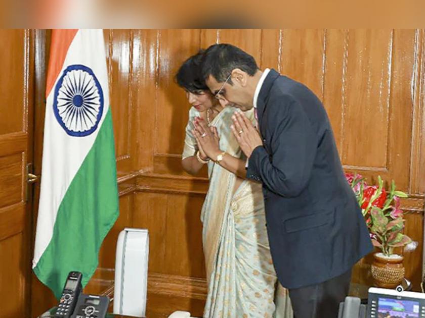Chief Justice of Maharashtras son Justice Chandrachud salutes the national flag during the swearing in ceremony | महाराष्ट्राचे सुपुत्र सरन्यायाधीशपदी, शपथविधी हाेताच न्यायमूर्ती चंद्रचूड यांचे राष्ट्रध्वजाला वंदन