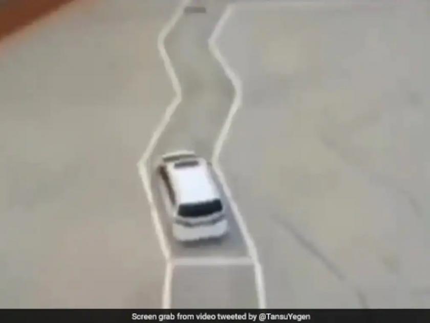 Afraid of driving license test Due to the rules in China this video of the test went viral | ड्रायव्हिंग लायसन्स परीक्षेला घाबरता? चीनमधील नियमांमुळे हाेईल ‘थरथर’, टेस्टचा व्हिडीओ झाला व्हायरल
