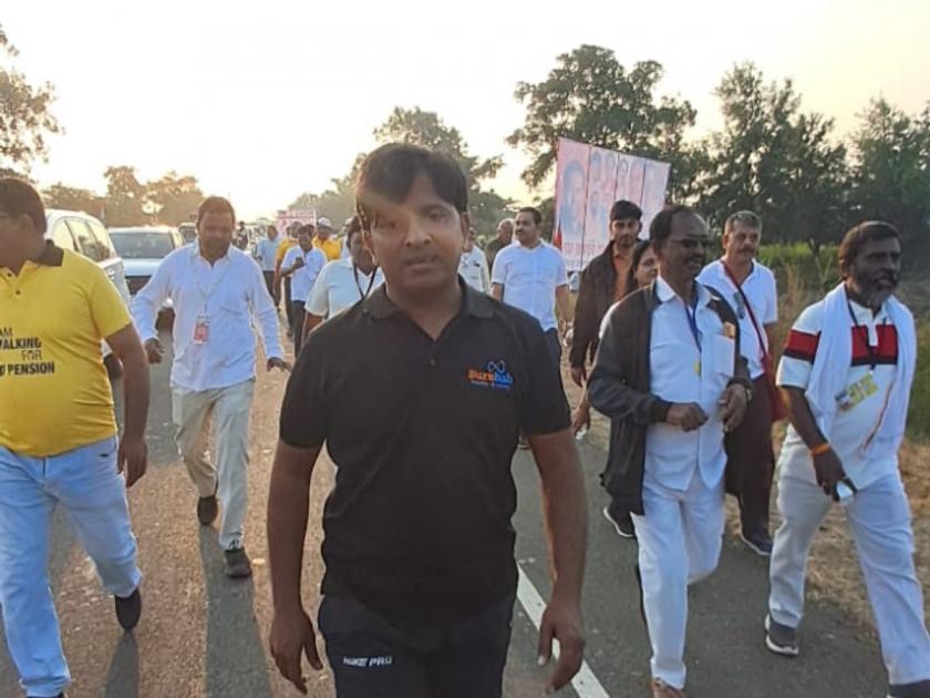 Giving a message of unity one leg wonder Ashok Munde left for Bharat Jodo Yatra! | एकतेचा संदेश देत 'वन लेग वंडर' अशोक मुंडे निघाले भारत जोडो यात्रेत!