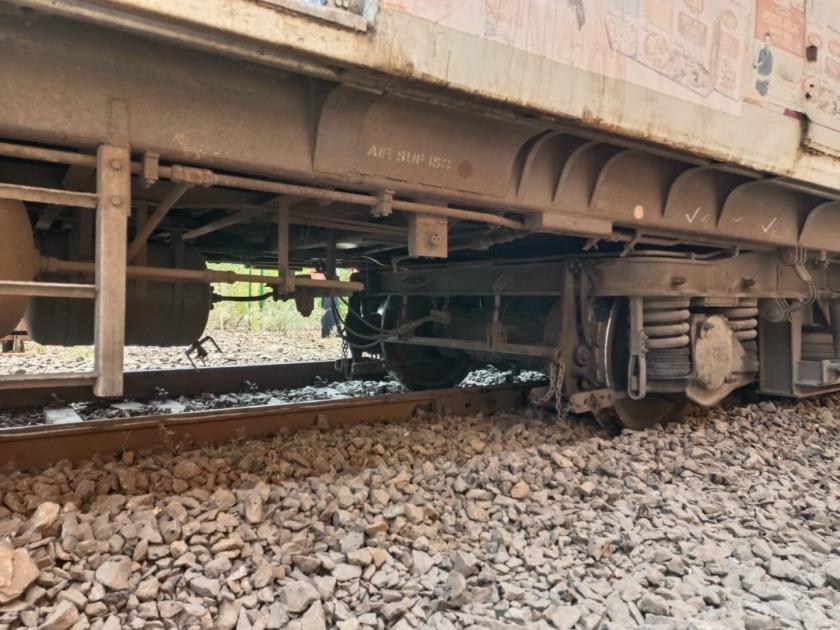 Mumbai local Harbour line services are disrupted after a coach of a suburban local derailed while entering the platform at CSMT | हार्बर रेल्वे हळूहळू पूर्वपदावर! लोकल रुळावरुन घसल्यानं घडलेली दुर्घटना