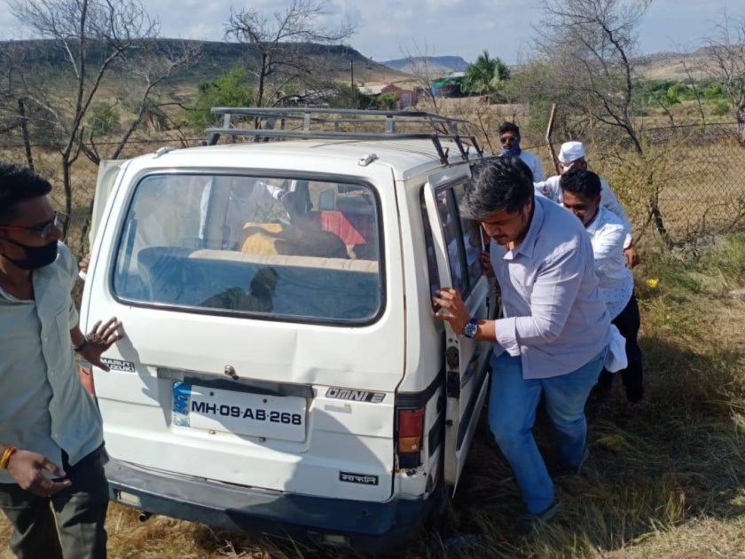 ncp mla rohit pawar rescue car accident farmer | रोहित पवार अपघातग्रस्तांच्या मदतीला धावले, स्वत: धक्का मारत अपघातग्रस्त कार काढली बाहेर