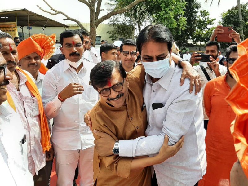 shivsena leader sanjay Raut and Harshvardhan Patil meet in akola maharashtra | माझ्या गळा तुझ्या गळा... संजय राऊत, हर्षवर्धन पाटील यांच्या गळाभेटीनं राजकीय चर्चांना उधाण