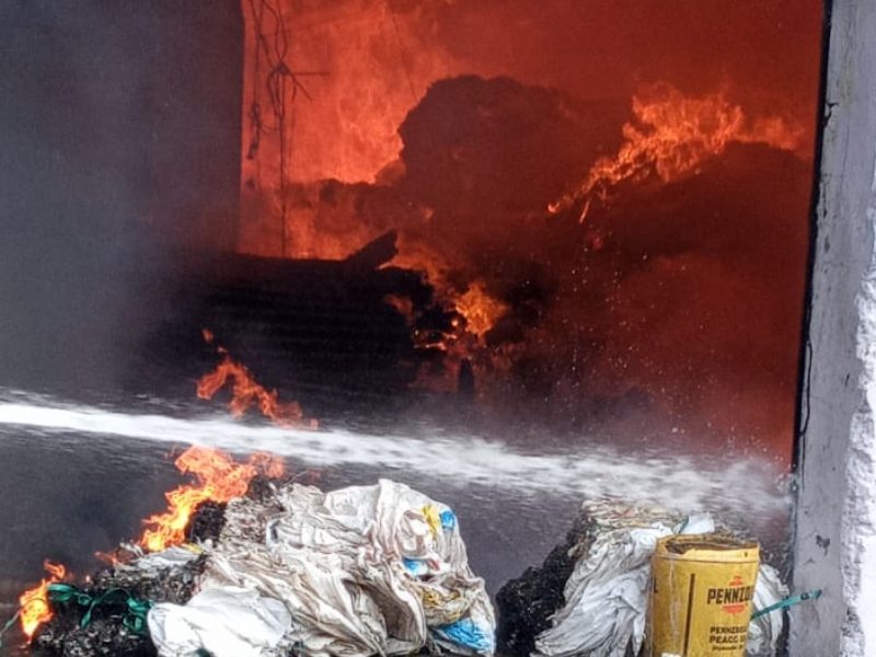 Scrap godown fire in Hinganghat | हिंगणघाटात भंगार गोदामाला आग