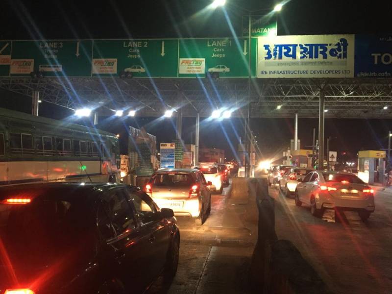 Fast tag scanning problem on mumbai pune expressway toll naka | 'फास्ट टॅग' ठरतोय 'स्लो-टॅग'! मुंबई-पुणे महामार्गावरील उर्से टोल नाक्यावर गोंधळामुळे रांगा