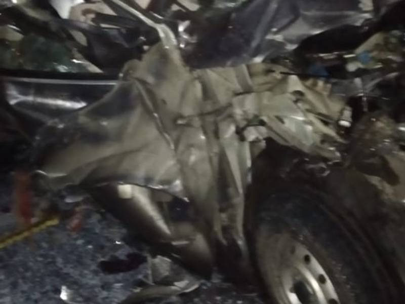 Bhardhaw milk tacker hits four vehicles, kills two; Five injured | भरधाव दूध टॅकरची चार वाहनांना धडक, दोन ठार; पाच जखमी