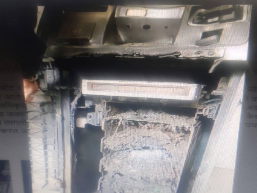 Burn 11 lakh Rupees in ATMs; Rs 35 lakh secured | एटीएममधील अकरा लाखांची रक्कम जळून खाक; ३५ लाख रुपये सुरक्षित