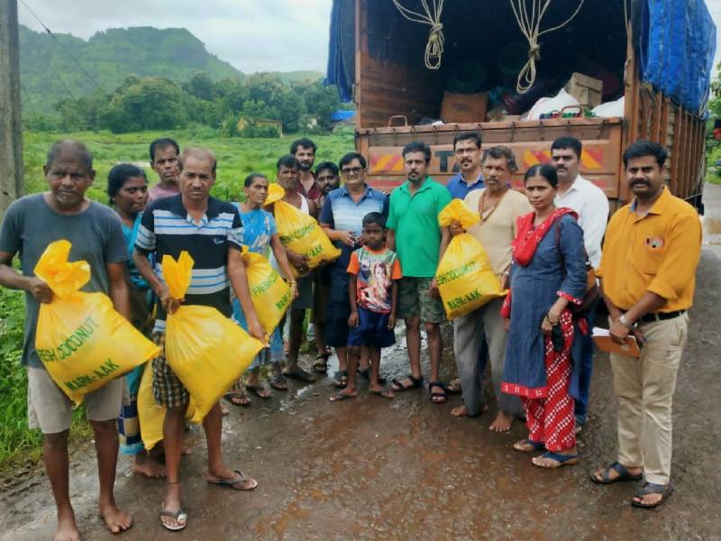 aao Seva Pratishthan Konkan Bhumi Pratishthan helping flood affected people of Konkan | आपत्तीग्रस्त कोकणवासीयांना आई सेवा प्रतिष्ठान-कोकण भूमी प्रतिष्ठानच्या मदतीचा हात