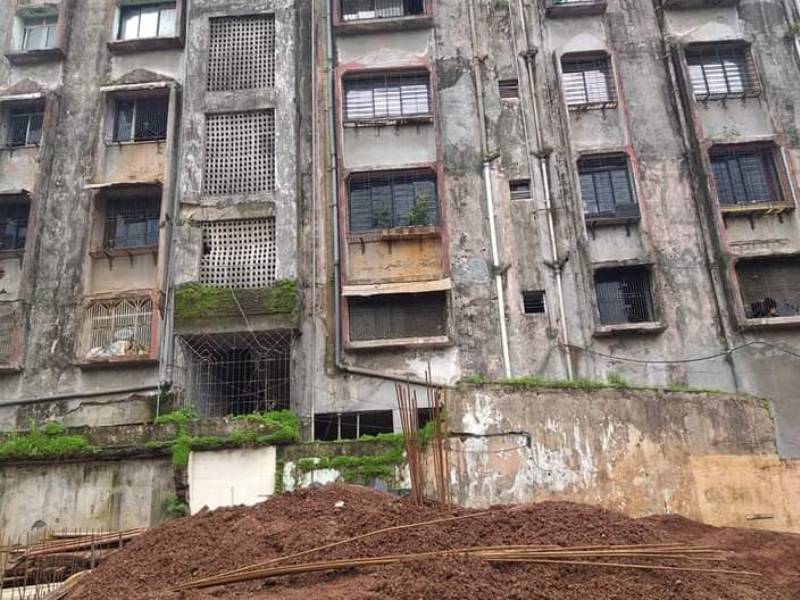 Anand Palace building in Ulhasnagar fear among citizens as cracks seen in building | उल्हासनगरातील आनंद पॅलेस इमारतीला तडे, नागरिकांमध्ये भीती; इमारत केली रिकामी