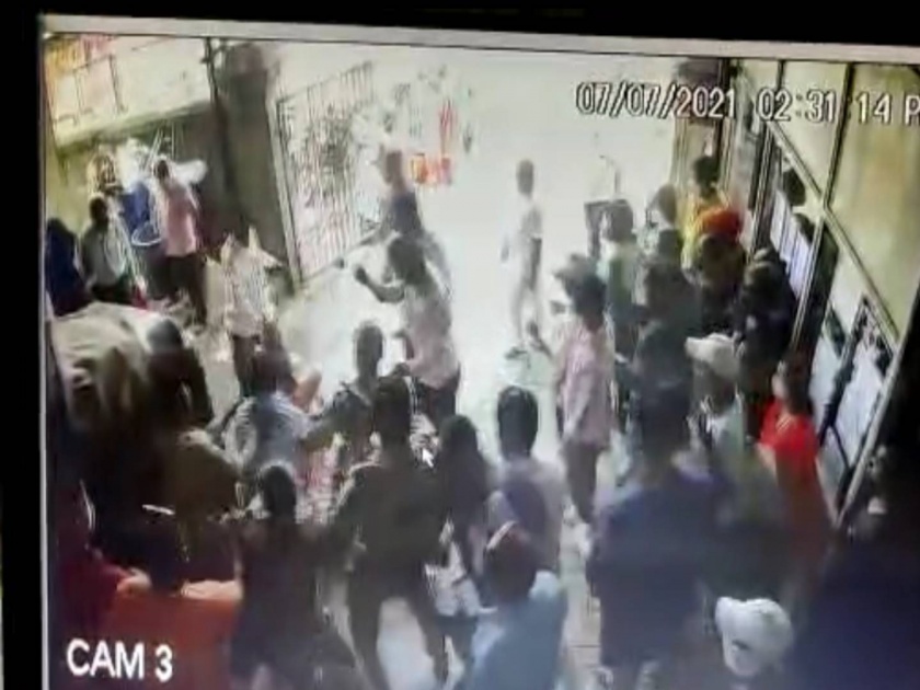 fight erupts between bjp and shiv sena workers at badlapur corona vaccination centre | VIDEO: बदलापूरच्या लसीकरण केंद्रात तुफान राडा; शिवसेना-भाजपाचे पदाधिकारी एकमेकांना भिडले