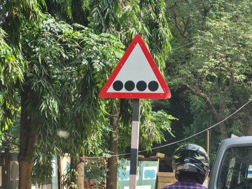Traffic Rules new road sign spotted photo trending bengaluru traffic police real meaning interesting | Traffic Sign Trending Photo: रस्त्यावर दिसलं अजब-गजब चिन्ह, अखेर वाहतूक पोलिसांनी सांगितला अर्थ