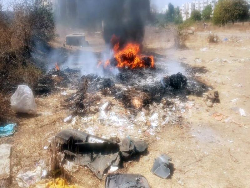 Waste to avoid: Plastic scrape items in Indiranagar, Wadalagaon fire | अनर्थ टळला : इंदिरानगर, वडाळागावात प्लॅस्टिक भंगार वस्तूंना आग