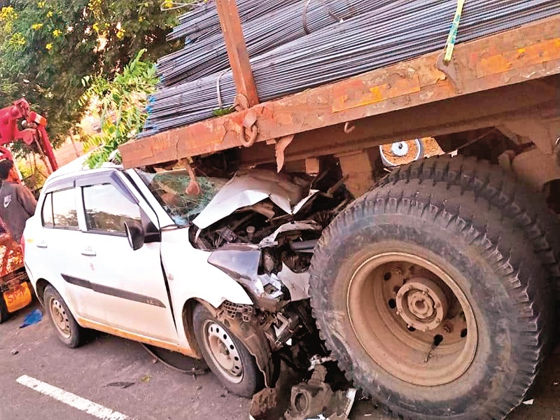 One killed in container-car accident on Nagar-Aurangabad Road; One was injured | नगर-औरंगाबाद रोडवर कंटेनर-कार अपघातात एक ठार; एक जखमी